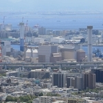 神戸製鋼所の神戸発電所（中央）。４号機の火入れを４月に行うことが明らかになった＝神戸市灘区、摩耶山中腹から