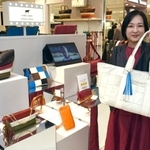エチオピアの羊革を使い、エシカル（倫理的）なバッグや革小物を展開する「ａｎｄｕ　ａｍｅｔ」の鮫島弘子さん＝大丸神戸店