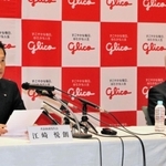 新社長に就任し会見する江崎悦朗氏（左）と、会長に就いた勝久氏＝大阪市西淀川区歌島４