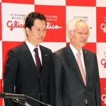 新社長に就任した江崎悦朗氏（左）と、会長に就いた勝久氏＝大阪市西淀川区歌島４