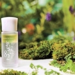 新発売の「米ぬか美人　ＮＳ－Ｋハーバルオイルエッセンス」（日本盛提供）