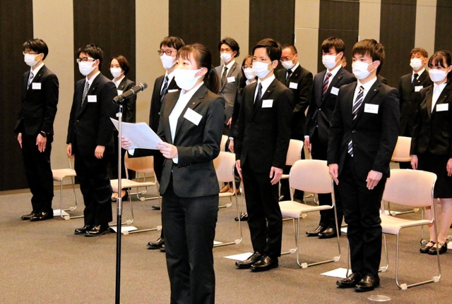 新入社員を代表して決意を述べる吉田有沙さん＝１日午前、神戸市中央区港島南町４、バンドー化学