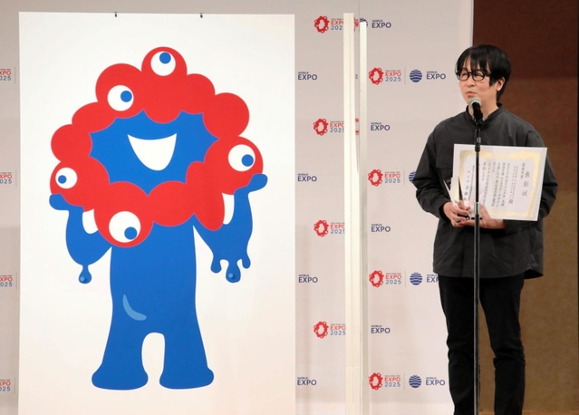 大阪・関西万博の公式キャラクターとデザインした「マウンテンマウンテン」代表の山下浩平さん＝２０２２年３月２２日、東京都内（２０２５年日本国際博覧会協会提供）