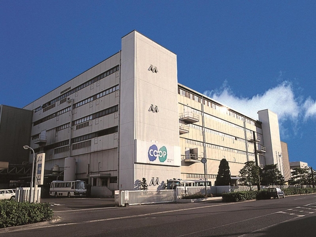２０２５年３月末で稼働を終了するコープこうべの六甲アイランド食品工場＝神戸市東灘区向洋町西２（コープこうべ提供）