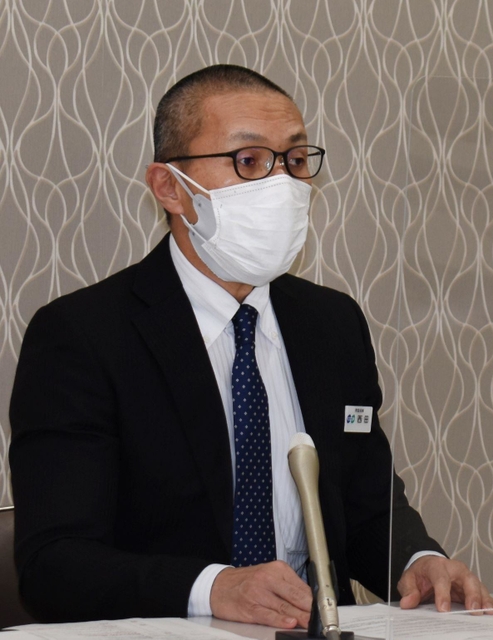 六甲アイランド食品工場の稼働終了について説明する西田浩三常勤理事＝神戸市東灘区住吉東町４