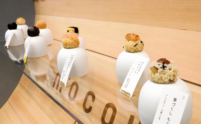 店頭にならぶ一口サイズのおこわ、おはぎの商品サンプル＝神戸市中央区三宮町３