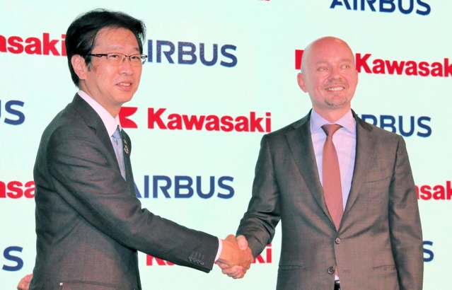 共同調査の覚書に署名し、握手する川崎重工業の西村元彦執行役員（左）とエアバス・ジャパンのステファン・ジヌー社長＝１２日午前、東京都港区六本木６