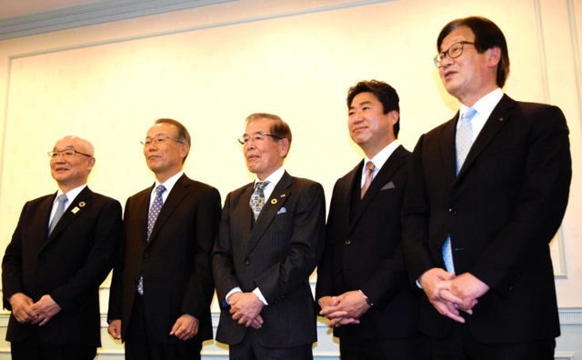 神戸経済同友会の丹波部会設立を発表する同部会長の吉住俊一氏（中央）＝神戸市中央区波止場町