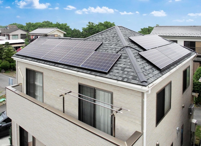 屋根に設置した住宅用太陽電池（大阪ガス提供）