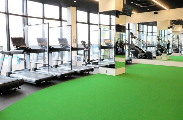 標高２５００メートル相当の低酸素環境を保てるトレーニングルーム＝大阪府吹田市岸部中５