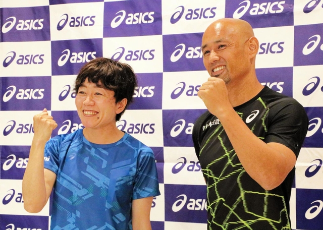 内覧会に参加した野口みずきさん（左）と山本篤選手＝大阪府吹田市岸部中５