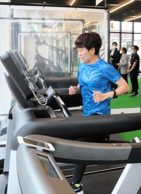 低酸素環境でトレーニングを体験する野口みずきさん＝大阪府吹田市岸部中５