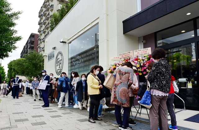 スーパー玉出の運営会社が開いた「Ｆ．Ｆ．マルシェ芦屋」の開店を待つ買い物客＝２７日午前、芦屋市春日町（撮影・中西幸大）