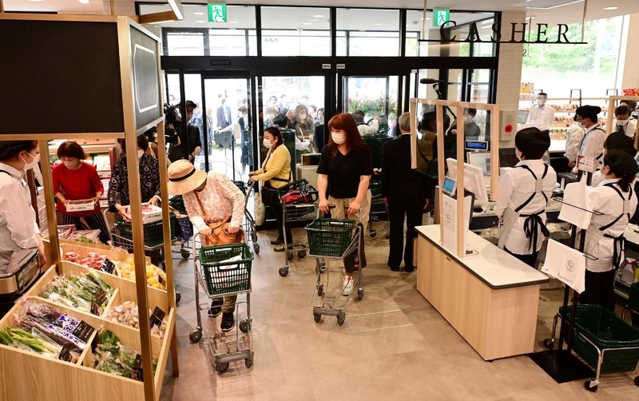 スーパー玉出の運営会社がプレオープンした「Ｆ．Ｆ．マルシェ芦屋」。開店と同時になだれ込む買い物客＝２７日午前、芦屋市春日町（撮影・中西幸大）