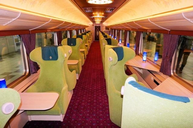家具メーカーに特注したシートがゆったりと配置された車内。正倉院の瑠璃杯をイメージした照明など、随所にデザインの工夫が光る＝大阪市、大阪上本町駅