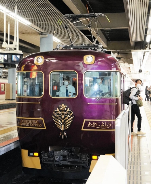 試運転で大阪上本町駅のホームに到着した「あをによし」＝大阪市