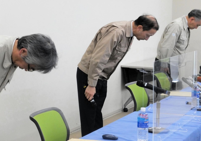 一連の不適切行為について謝罪する神東塗料の高沢聡社長（中央）ら＝２８日午後、尼崎市内