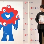 大阪・関西万博の公式キャラクターとデザインした「マウンテンマウンテン」代表の山下浩平さん＝２０２２年３月２２日、東京都内（２０２５年日本国際博覧会協会提供）