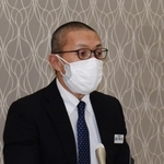 六甲アイランド食品工場の稼働終了について説明する西田浩三常勤理事＝神戸市東灘区住吉東町４