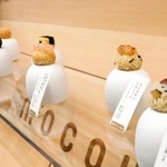 店頭にならぶ一口サイズのおこわ、おはぎの商品サンプル＝神戸市中央区三宮町３