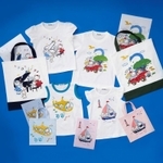 おはなしＴシャツと同じデザインのバッグやクリアファイル（ファミリア提供）