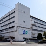 ２０２５年３月末で稼働を終了するコープこうべの六甲アイランド食品工場＝神戸市東灘区向洋町西２