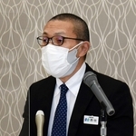 六甲アイランド食品工場の稼働終了について説明する西田浩三常勤理事＝神戸市東灘区住吉東町４