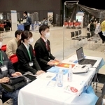 合同企業説明会で採用担当者の説明を聞く学生ら＝３月、姫路市神屋町、アクリエひめじ