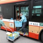 「貨客混載」で人と野菜を運ぶ路線バス＝三田市川除