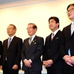 神戸経済同友会の丹波部会設立を発表する同部会長の吉住俊一氏（中央）＝神戸市中央区波止場町
