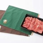 ランチョンマットと神戸ビーフの焼き肉用のセット（ＪＡ全農兵庫提供）
