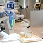 店内で料理の載ったトレーをテーブルに運ぶロボット「ニョッキー」＝東京都大田区羽田空港１（川崎重工業提供）