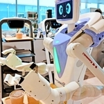 店内で料理の載ったトレーを運ぶロボット「ニョッキー」＝東京都大田区羽田空港１（川崎重工業提供）
