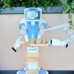 店内で料理の載ったトレーを運ぶロボット「ニョッキー」＝東京都大田区羽田空港１（川崎重工業提供）