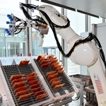 調理場でレトルト食品を調理する産業用ロボット＝東京都大田区羽田空港１（川崎重工業提供）