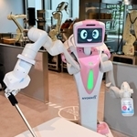 店内のテーブルを拭き掃除するロボット「ニョッキー」＝東京都大田区羽田空港１（川崎重工業提供）