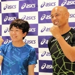 内覧会に参加した野口みずきさん（左）と山本篤選手＝大阪府吹田市岸部中５