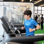 低酸素環境でトレーニングを体験する野口みずきさん＝大阪府吹田市岸部中５