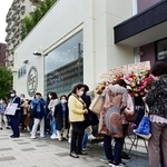 スーパー玉出の運営会社が開いた「Ｆ．Ｆ．マルシェ芦屋」の開店を待つ買い物客＝２７日午前、芦屋市春日町（撮影・中西幸大）