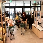 スーパー玉出の運営会社がプレオープンした「Ｆ．Ｆ．マルシェ芦屋」。開店と同時になだれ込む買い物客＝２７日午前、芦屋市春日町（撮影・中西幸大）