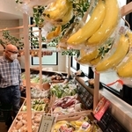 スーパー玉出の運営会社がプレオープンした「Ｆ．Ｆ．マルシェ芦屋」の店内＝２７日午前、芦屋市春日町（撮影・中西幸大）