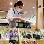 スーパー玉出の運営会社がプレオープンした「Ｆ．Ｆ．マルシェ芦屋」。少量需要に応えようと量り売りコーナーも設置＝２７日午前、芦屋市春日町（撮影・中西幸大）
