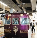 試運転で大阪上本町駅のホームに到着した「あをによし」＝大阪市
