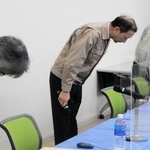 一連の不適切行為について謝罪する神東塗料の高沢聡社長（中央）ら＝２８日午後、尼崎市内