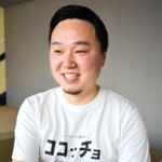 壁に開けた穴の写真をスマートフォンで送る手順を説明する杉田暁さん＝神戸市中央区加納町４、アンカー神戸