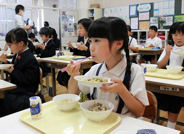 地元特産の「佐用もち大豆」を使ったサラダやみそ汁を食べる小学生＝２０２０年１０月、兵庫県佐用町
