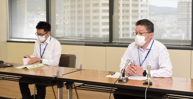 「ロピア新長田店」のオープンについて説明する神戸市の担当者ら＝１０日午前、神戸市中央区加納町６、神戸市役所