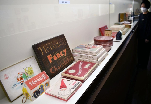 モロゾフのチョコレートを包んできた歴代のパッケージが並ぶ＝神戸市中央区新港町
