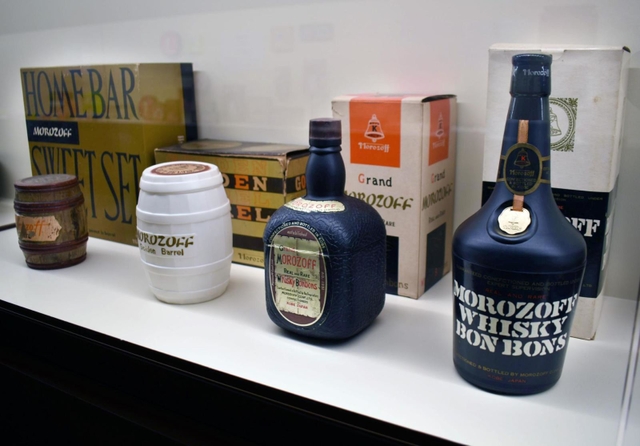 酒瓶や酒だるを模したウイスキーボンボンの容器＝神戸市中央区新港町