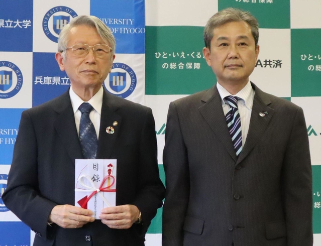 ＪＡ共済連兵庫の三森京介本部長（右）から寄付を受けた県立大の太田勲学長＝神戸市西区学園西町８、県立大（同大提供）